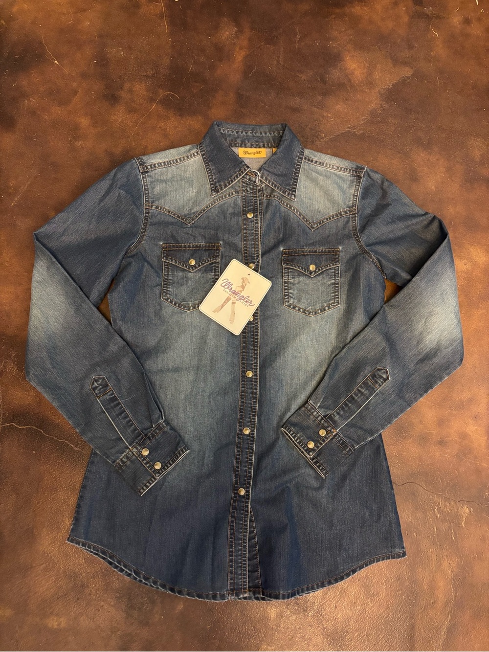 NWT Women’s Wrangler Long Sleeve Western Denim Pearl Snap Shirt Size  XS